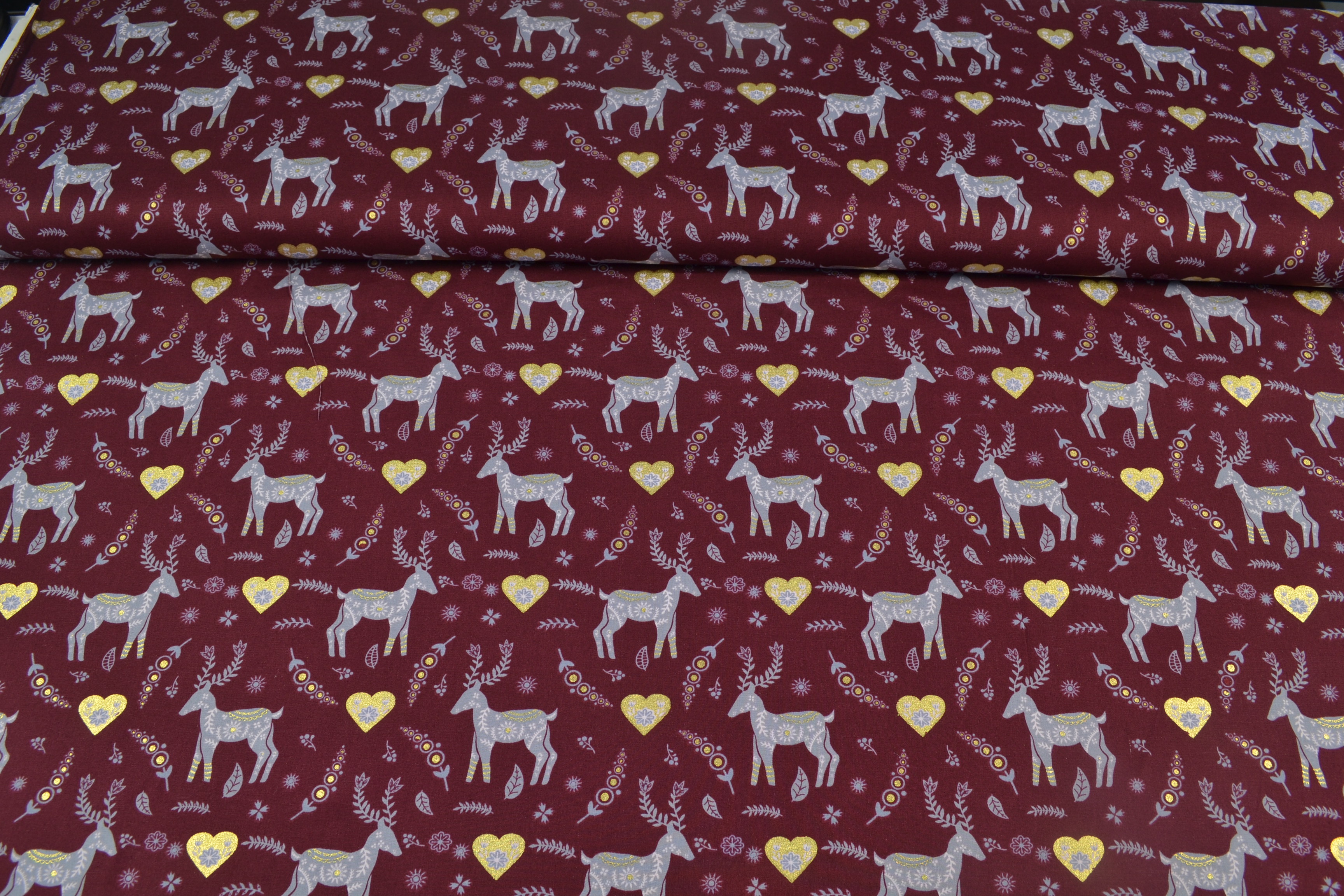 Baumwollstoff Weihnachten, kleine Rentiere weinrot