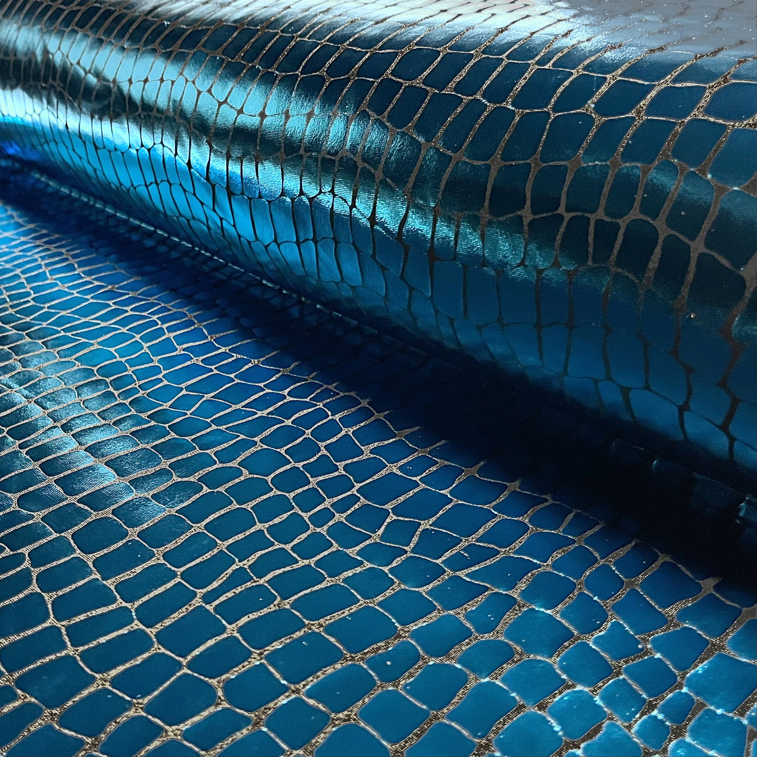 Lamé Stoff Foliendruck Krokodile Aqua