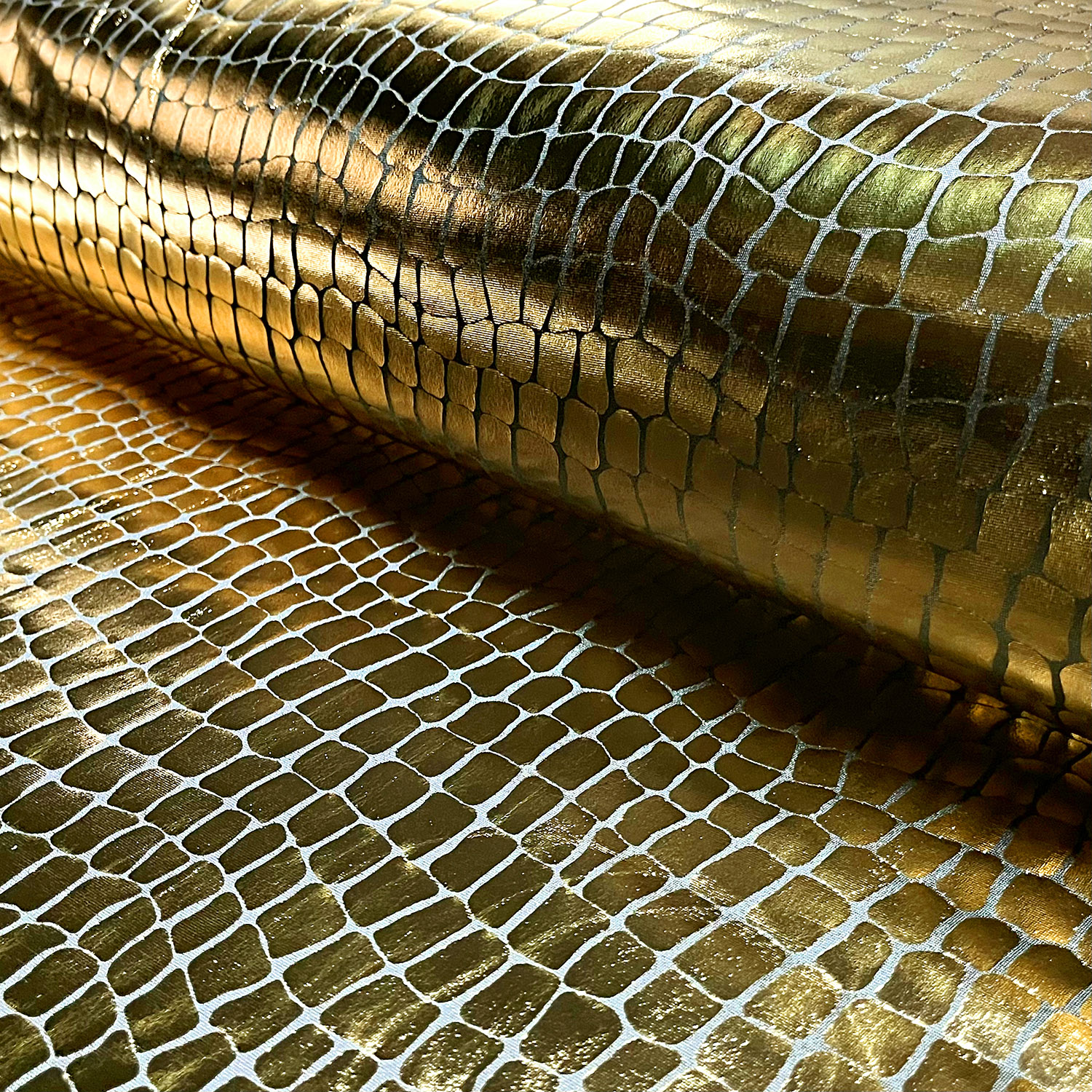 Lamé Stoff Foliendruck Krokodile Gold